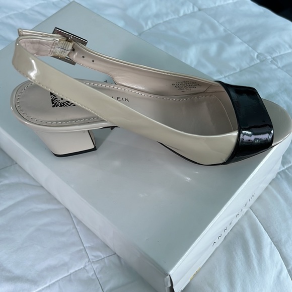 Anne Klein Akulema Ivory/Black Peep Toe Slingback Size 6 - Picture 2 of 6